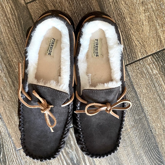 NWOT FIRESIDE by DEARFOAMS brown suede slip on slippers - Picture 2 of 14